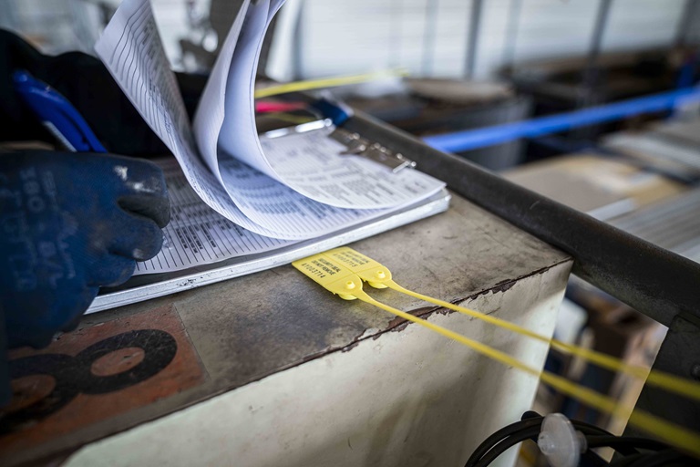 Maintenance testing of tank containers and registration of seals